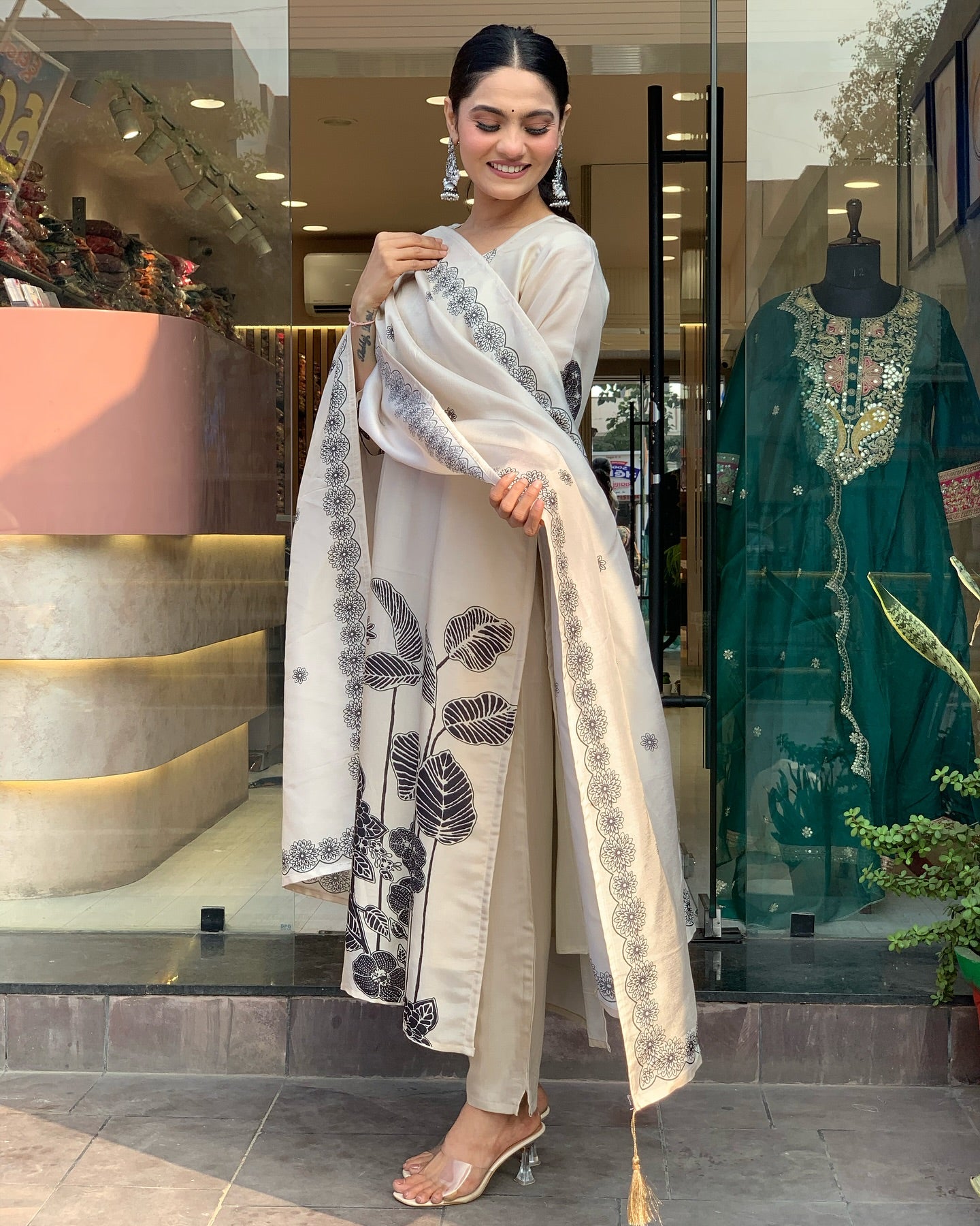 Vegles Embroidered Work Detail Straight Kurti Set