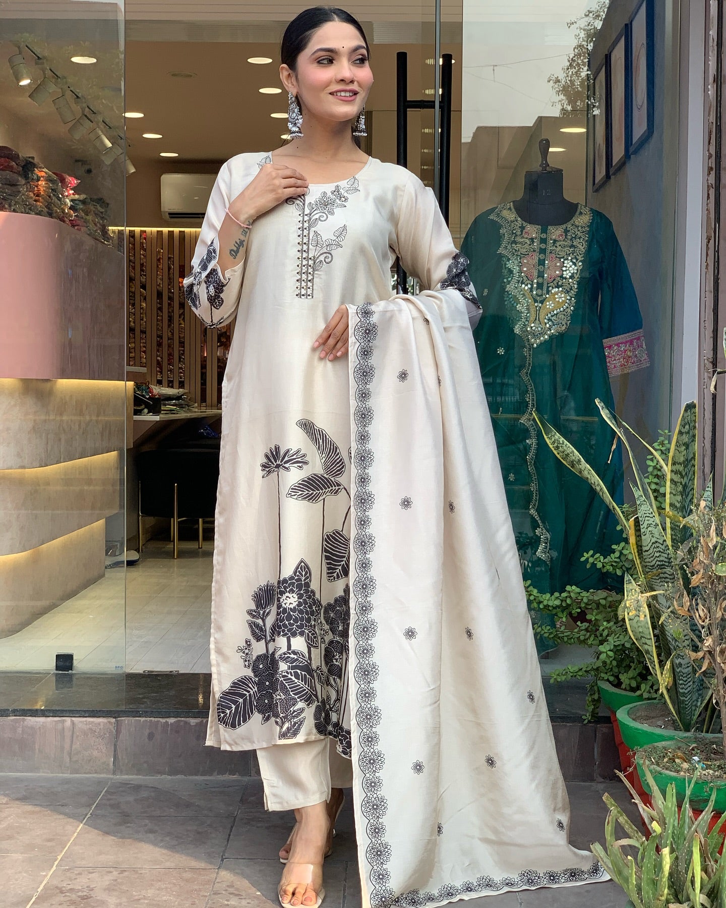 Vegles Embroidered Work Detail Straight Kurti Set