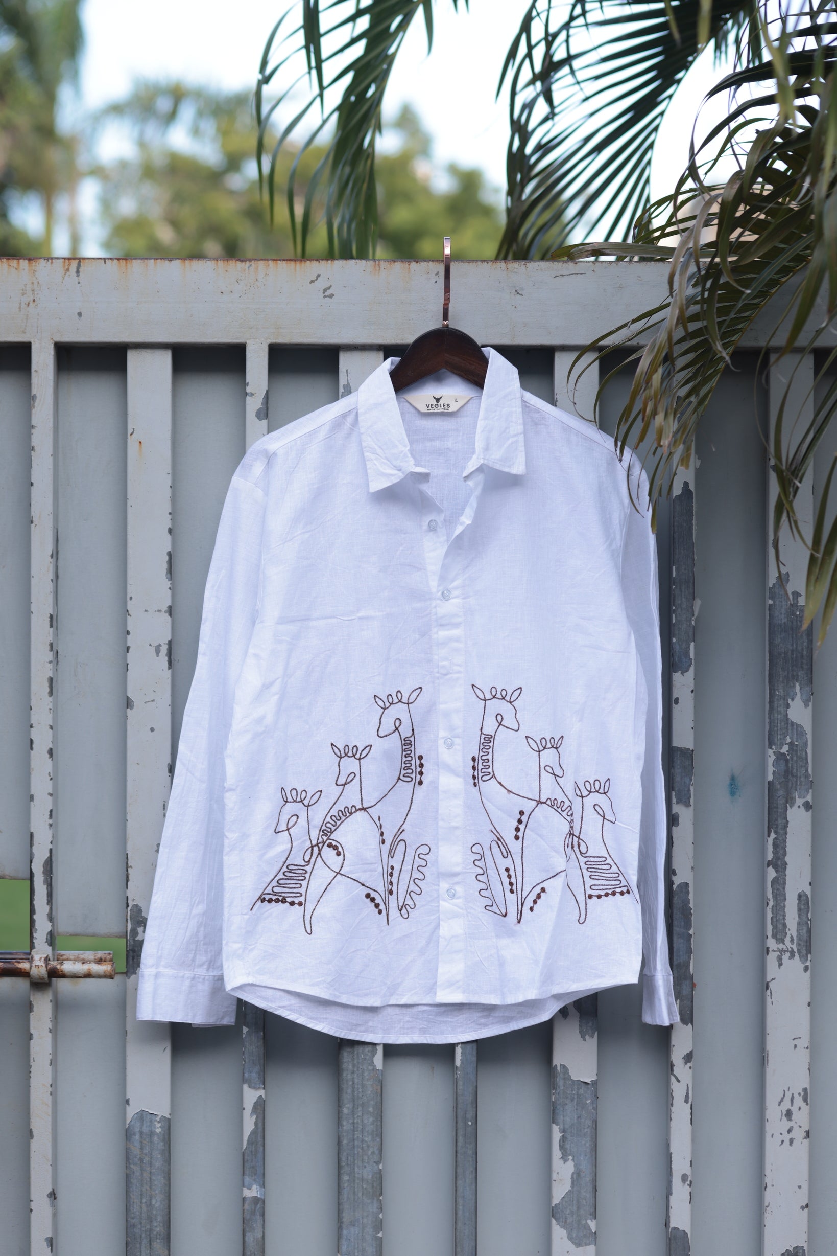 Vegles-White Cotton Linen Shirt with Artistic Giraffe Embroidery