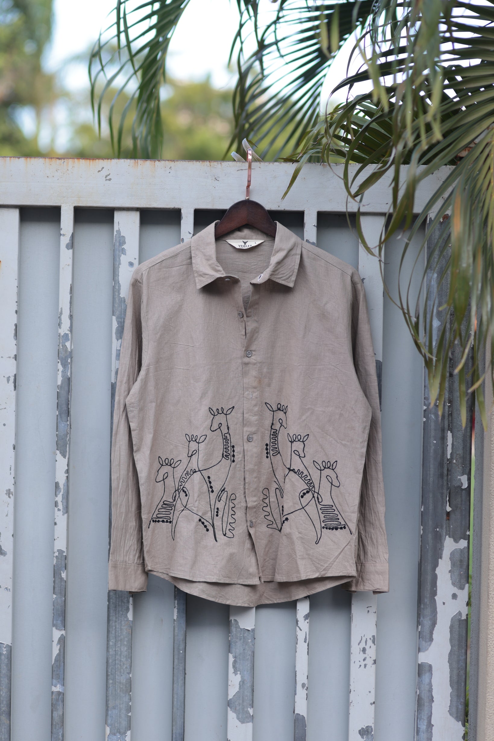 Vegles-Gray Cotton Linen Shirt with Artistic Giraffe Embroidery