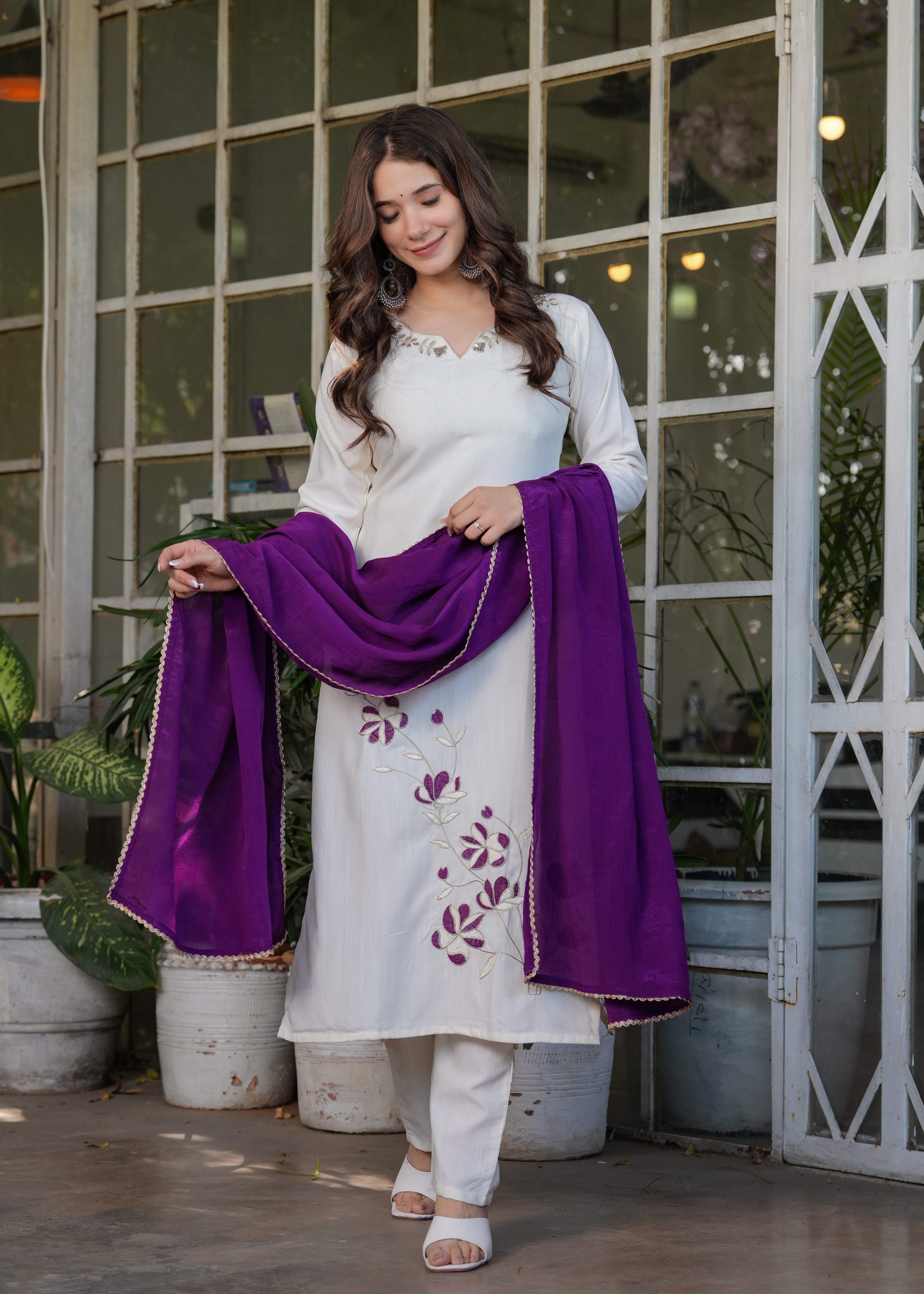 Vegles Women Embroidered Straight Kurta Set