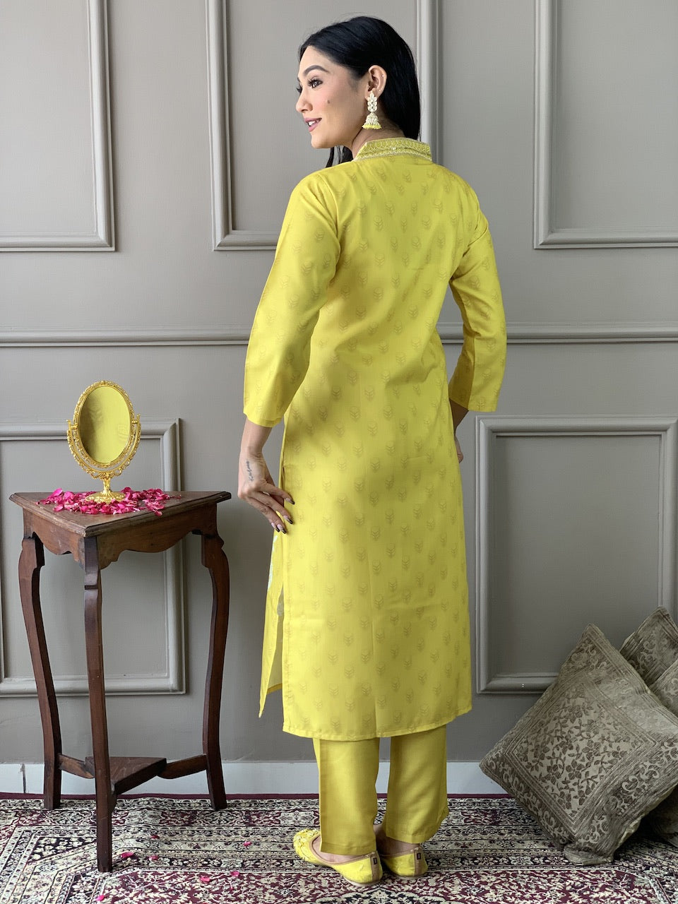 Vegles Embroidered Straight Kurti Set