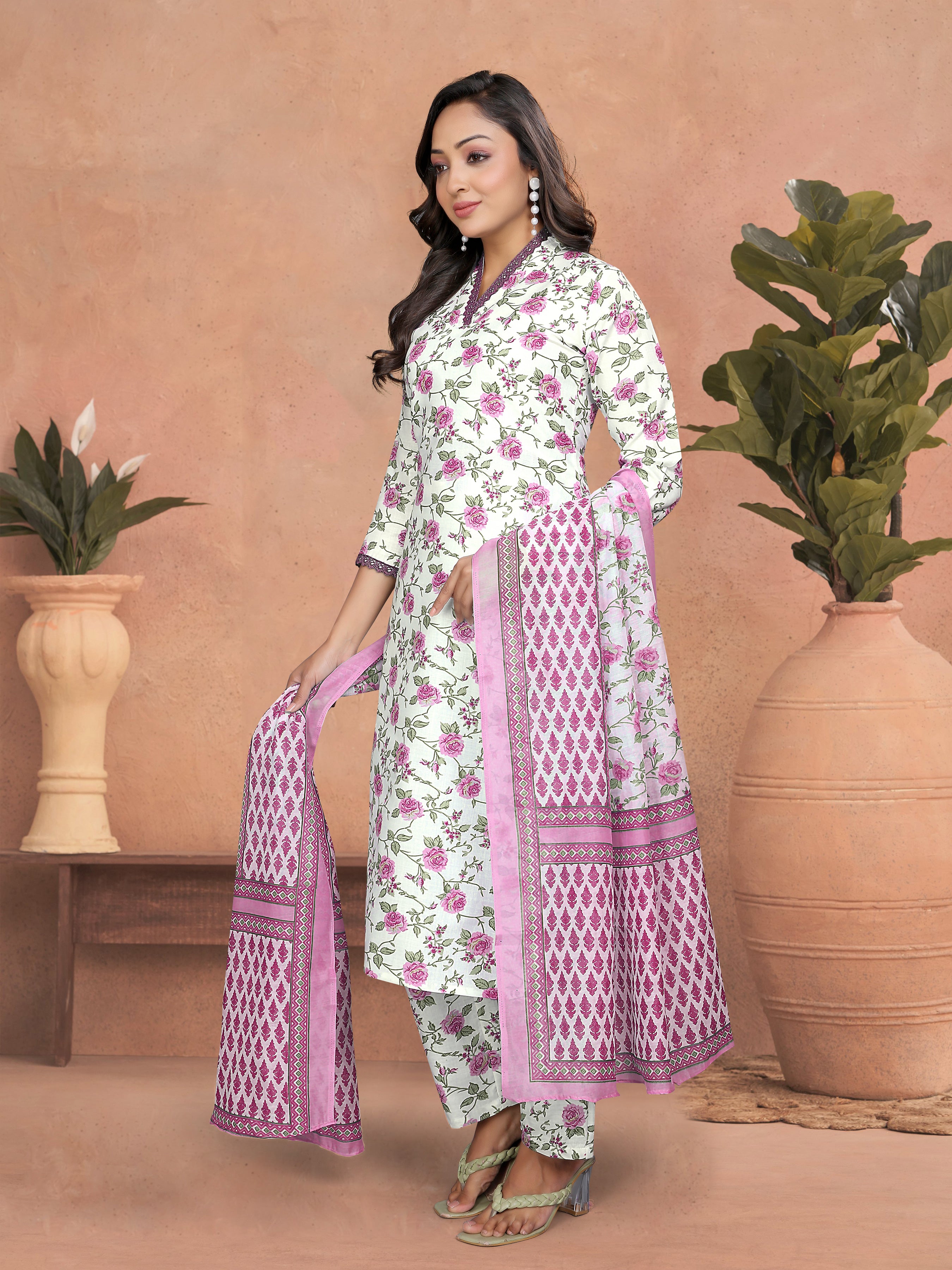 Vegles Floral printed & Lace Work Lightweight Ethnic Wear Kurti set